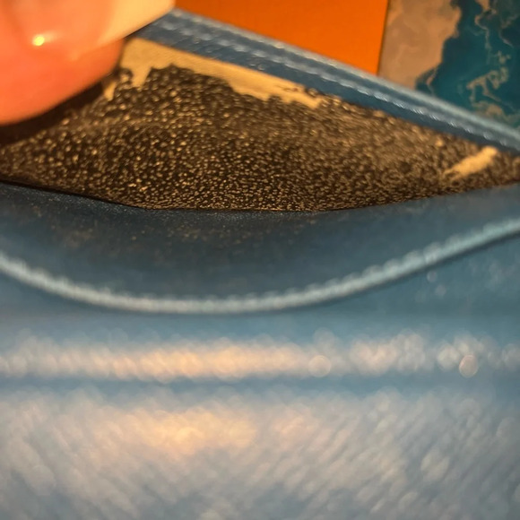 💎 Louis Vuitton epi Blue kiss lock authentic compact wallet. Callouts as shown! - Picture 8 of 9